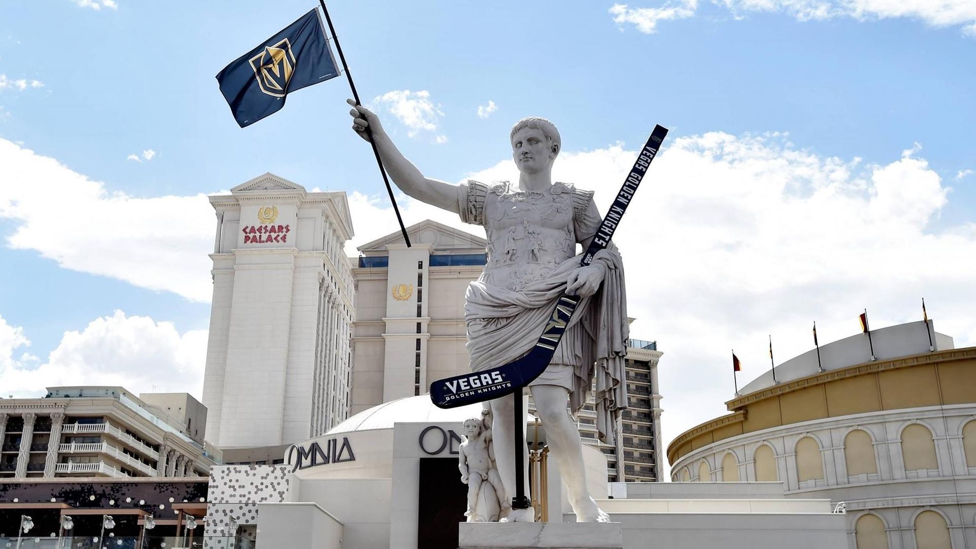 Die ganze Stadt fiebert mit: Vor dem berühmten Kasino Caesar's Palace hält die Cäsar-Statue einen Eishockey-Schläger und eine Fahne der Las Vegas Golden Knights