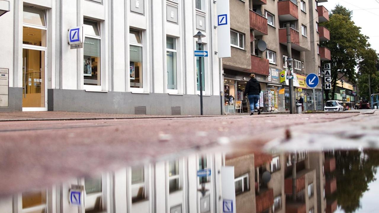 Die Bankfiliale, fotografiert am 18.09.2017 in Essen (Nordrhein-Westfalen), in der zwei Männer und eine Frau einen bewusstlosen Rentner ignoriert haben sollen. Der Prozess gegen die Angeklagten hat begonnen. Sie sind vor dem Amtsgericht wegen unterlassener Hilfeleistung angeklagt.