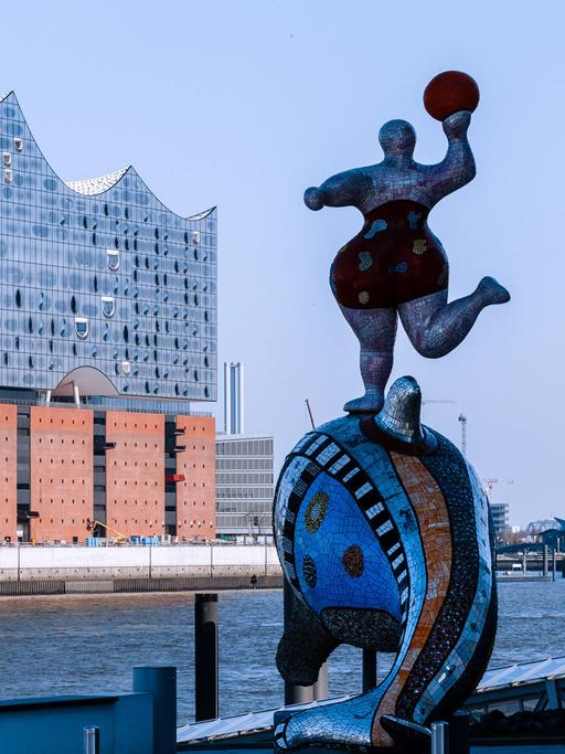 Das Konzertgebäude der Elbphilharmonie ist in Hamburg an der Elbe zu sehen.