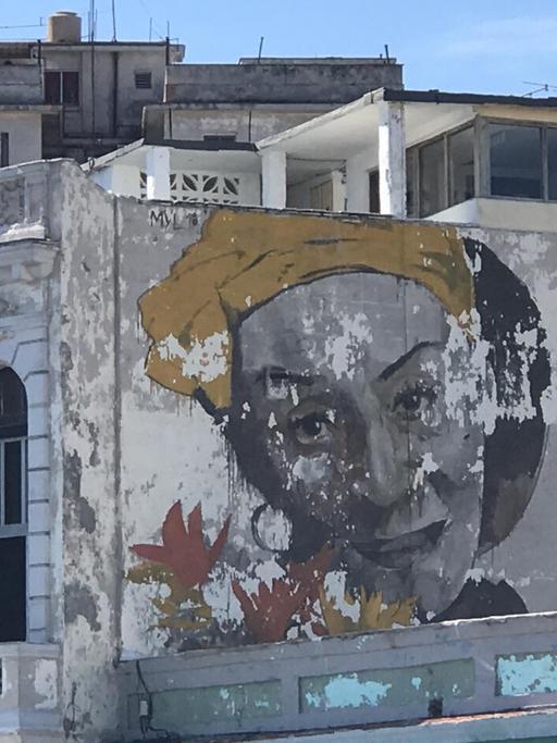 Häuserfront mit Wandbild in Havanna