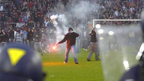 Hooligans randalieren im Stadion von Basel (13.03.1006) nach einem Spiel Basel gegen Zürich.