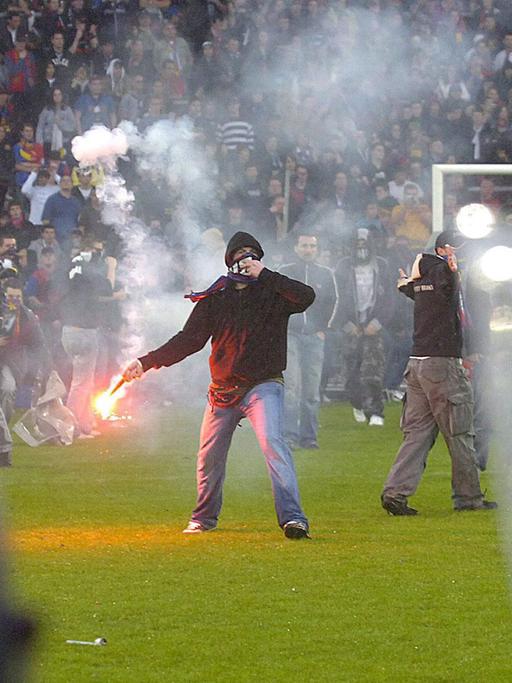 Hooligans randalieren im Stadion von Basel (13.03.1006) nach einem Spiel Basel gegen Zürich.