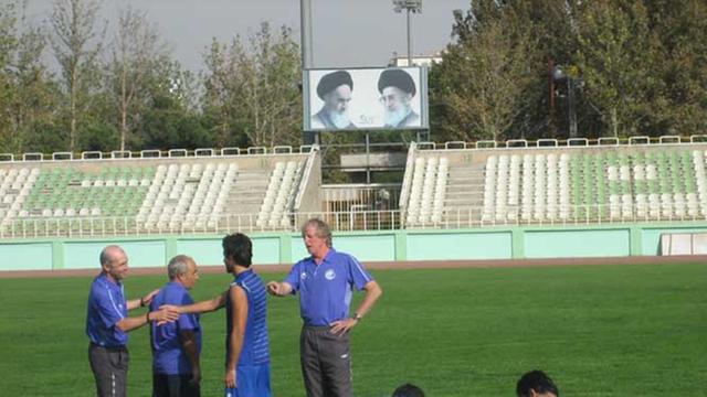 Deutsche Trainer im Iran: Rainer Kraft (links) und Erich Rutemöller (dritter von rechts).