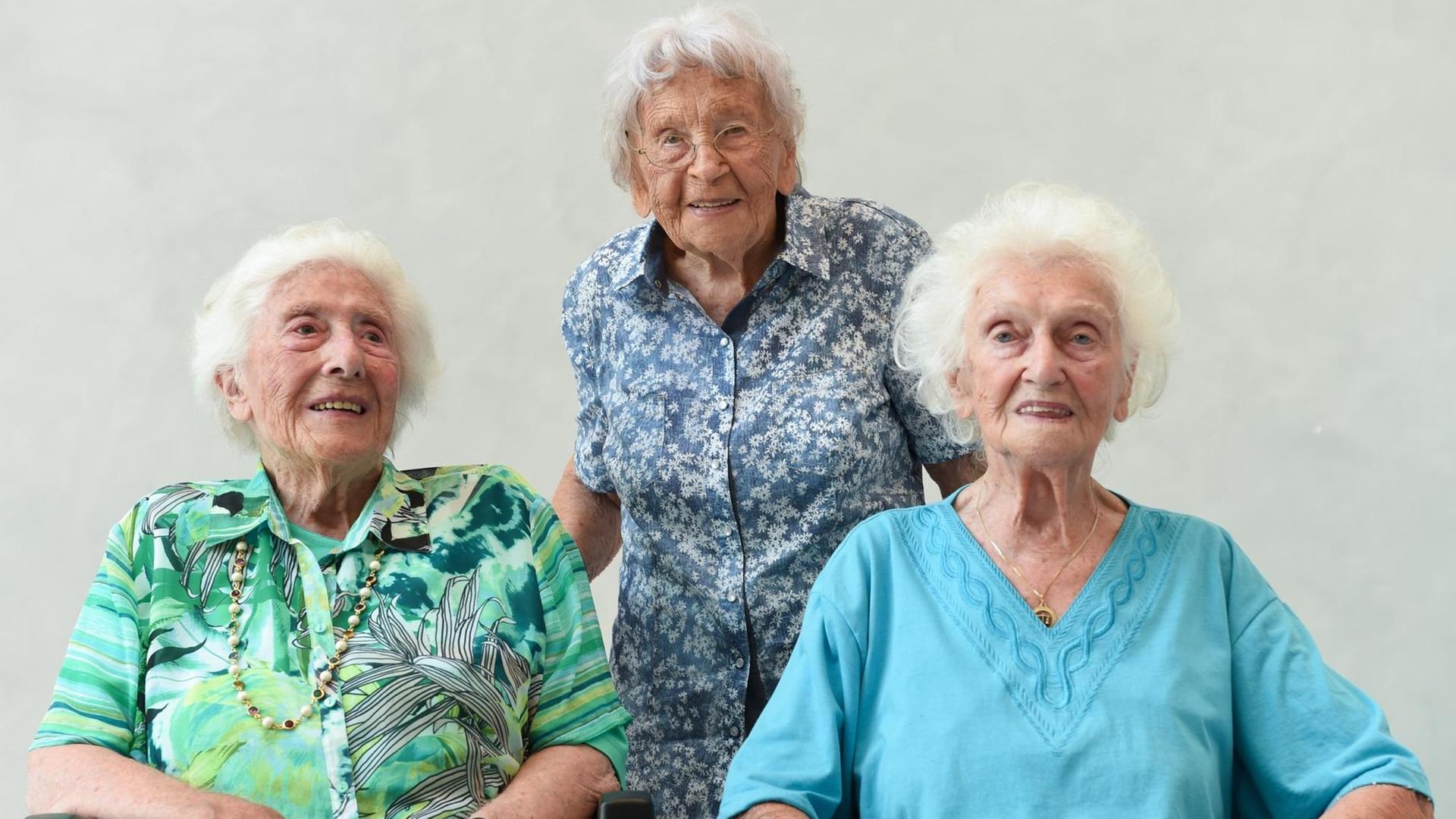 Liesel Verleger (l-r), Stefanie Wahl und Ruth Remus aus Frankfurt blicken in Frankfurt am Main (Hessen) in die Kamera. Alle drei Damen konnten schon ihren 100. Geburtstag feiern.