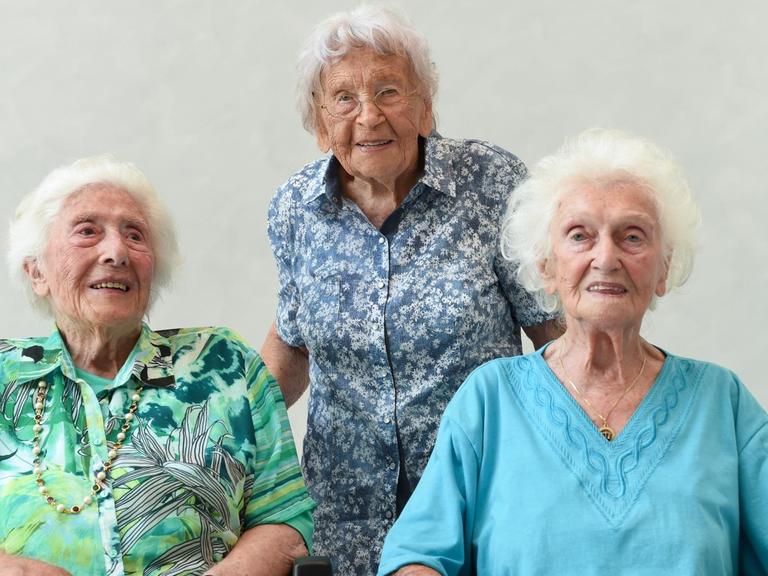 Liesel Verleger (l-r), Stefanie Wahl und Ruth Remus aus Frankfurt blicken in Frankfurt am Main (Hessen) in die Kamera. Alle drei Damen konnten schon ihren 100. Geburtstag feiern.