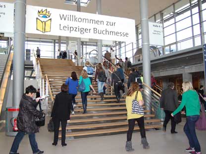 Leipziger Buchmesse 2010: Besucher am Eingang