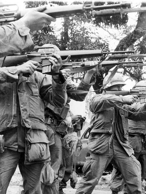 Amerikanische Soldaten 1968 beim Kampf um die Stadt Hue in Südvietnam.