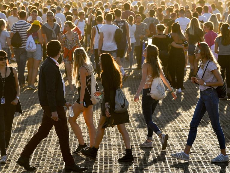 Besucher auf dem zweitätigen Musikfestival Lollapalooza auf dem Gelände des Olympiaparks.
