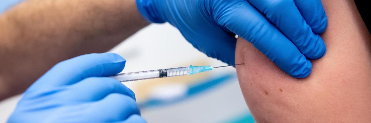 Ein Mitarbeiter der Asklepios Klinik wird von einem Kollegen mit dem Corona-Impfstoff von Biontech/Pfizer geimpft. Zahlreiche Mitarbeiter der Klinik haben sich gegen das Coronavirus impfen lassen.