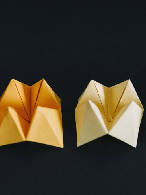 Gefaltetes Wahrsage-Origami in den Farben rot, gelb und grün.