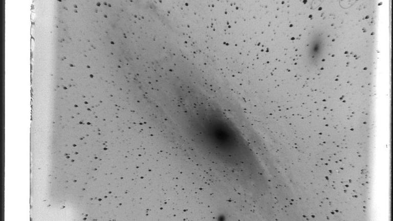 Aufnahme des "Andromeda-Nebels" im Jahr 1913 auf einer Fotoplatte