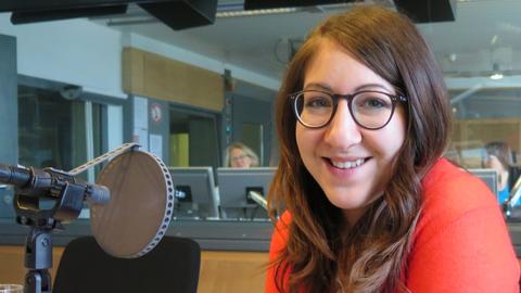 Die Schriftstellerin Deborah Feldman im Studio von Deutschlandradio Kultur