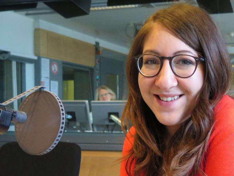 Die Schriftstellerin Deborah Feldman im Studio von Deutschlandradio Kultur