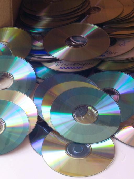 Karton voller CDs und DVDs
