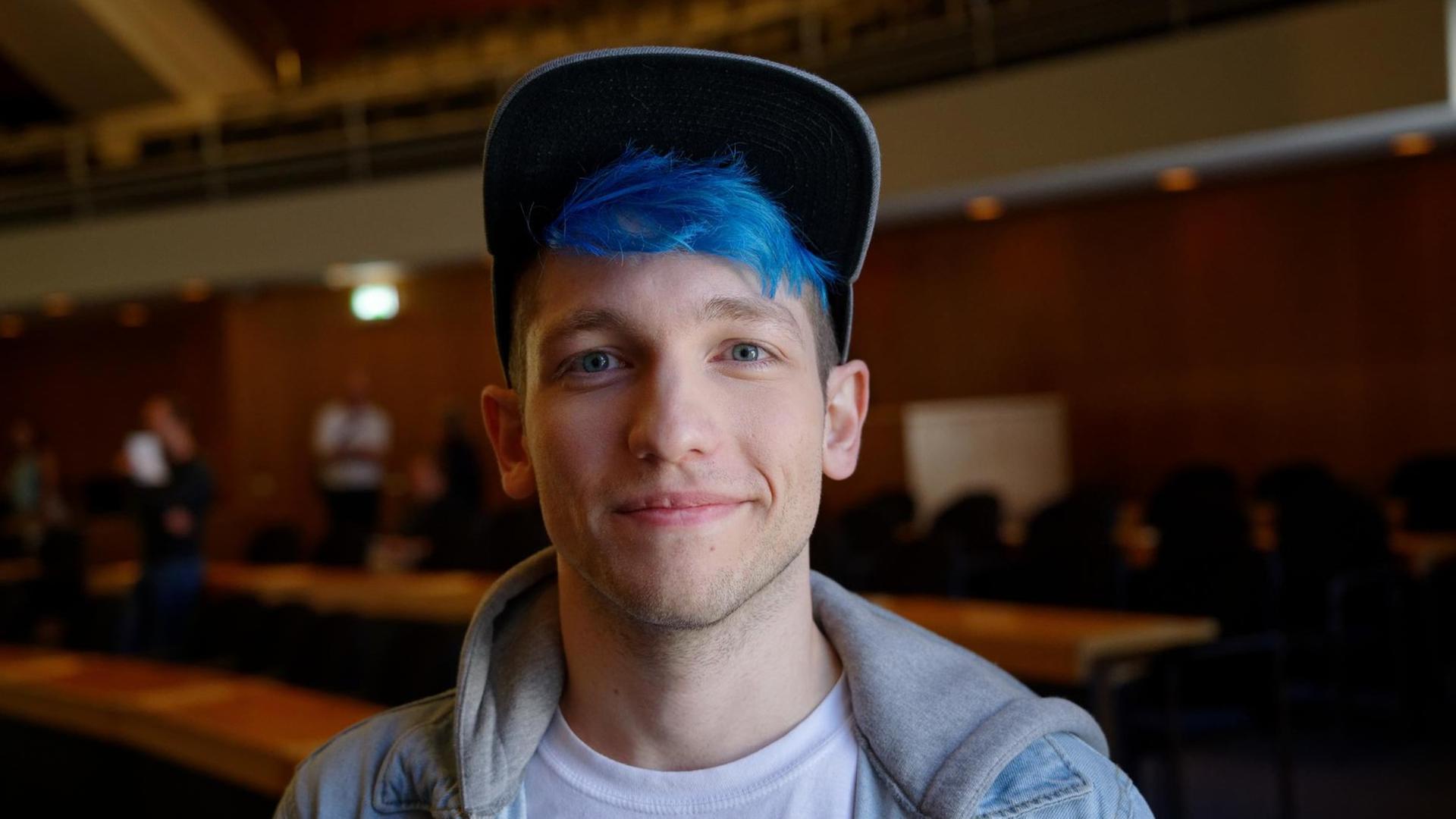 Der Youtuber Rezo mit blauen Haaren