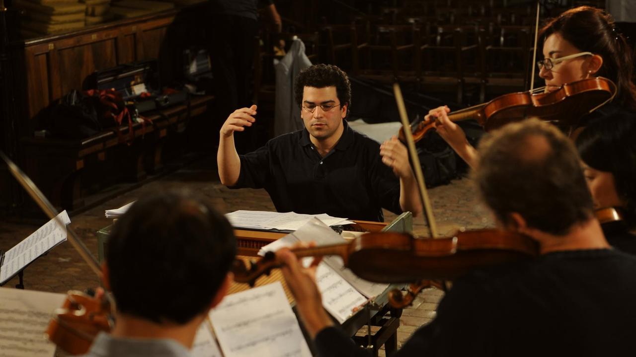 Marcello di Lisa dirigiert sein Ensemble vom Cembalo aus