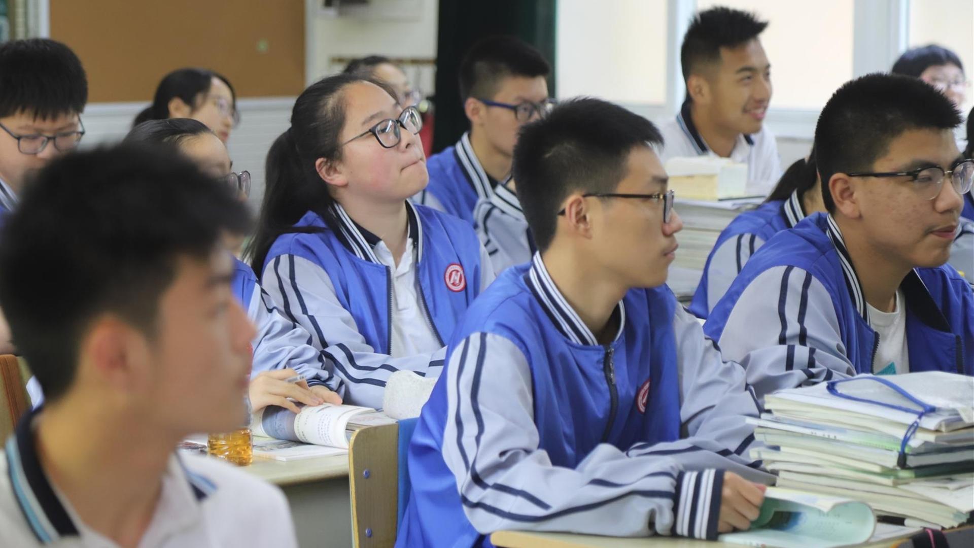 Schüler der Oberschule Nummer Elf im chinesischen Hangzhou während des Unterrichts