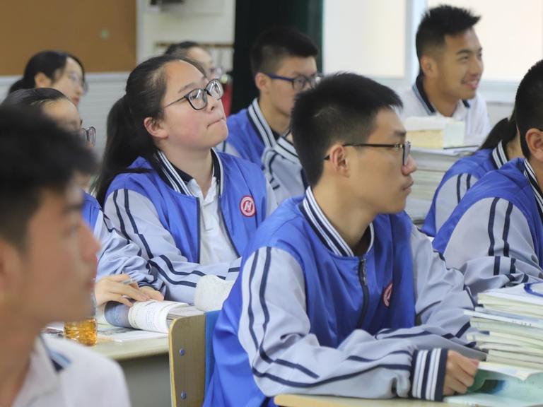 Schüler der Oberschule Nummer Elf im chinesischen Hangzhou während des Unterrichts