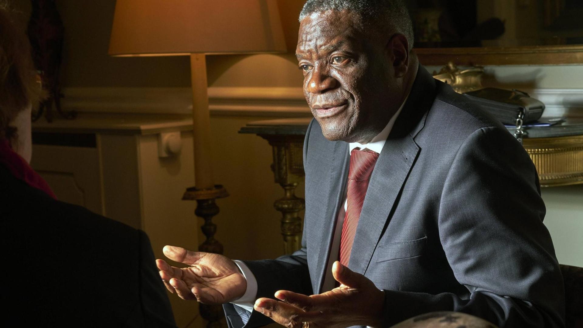 Denis Mukwege vor einem Lampenschirm im Interview-Gespräch.