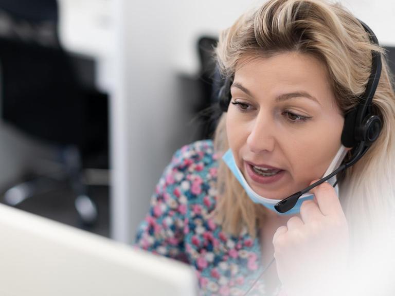 Mitarbeiterin in einem Callcenter