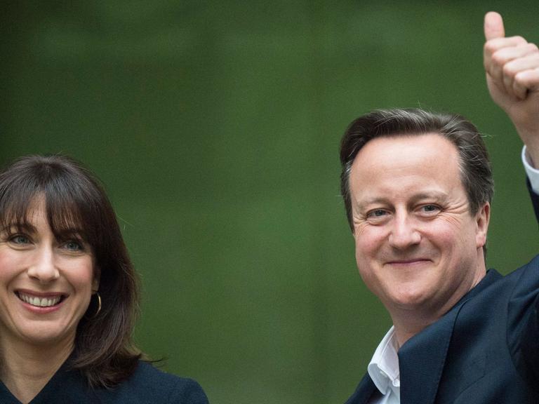 Premierminister David Cameron mit seiner Frau Samantha nach seinem Wahlsieg am 8. Mai 2015 vor grünem Hintergrund