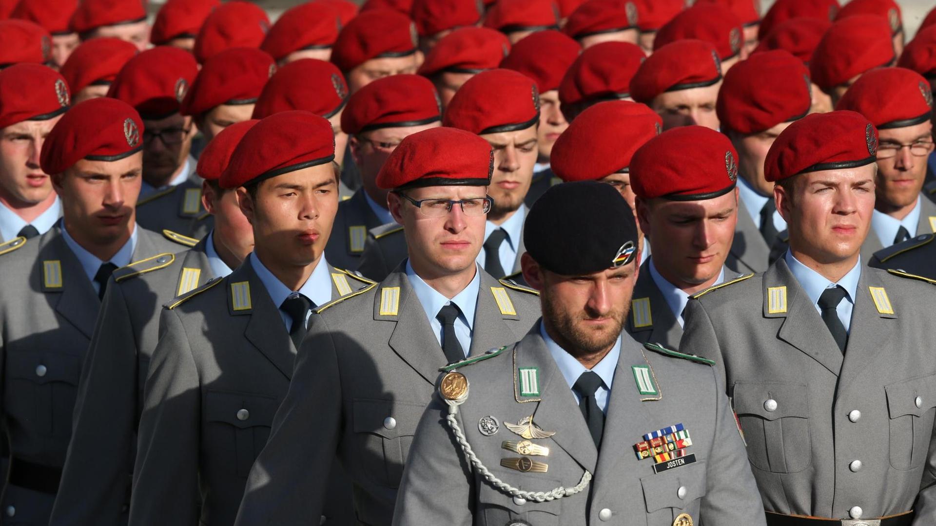 Man sieht Soldaten der Bundeswehr in Berlin. Man sieht Soldaten der Bundeswehr in Berlin.