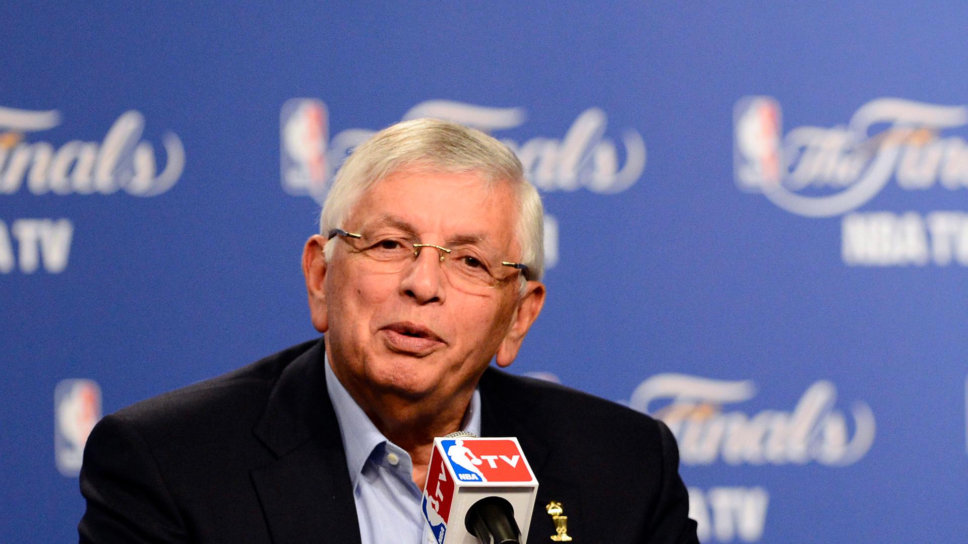 David Stern ist nach 30 Jahren an der Spitze der Basketball-Profiliga NBA als Commissioner abgetreten. Der 71-Jährige übergab am Samstagvormittag (Ortszeit) in New York den Chefposten und das Büro an seinen bisherigen Stellvertreter Adam Silver.