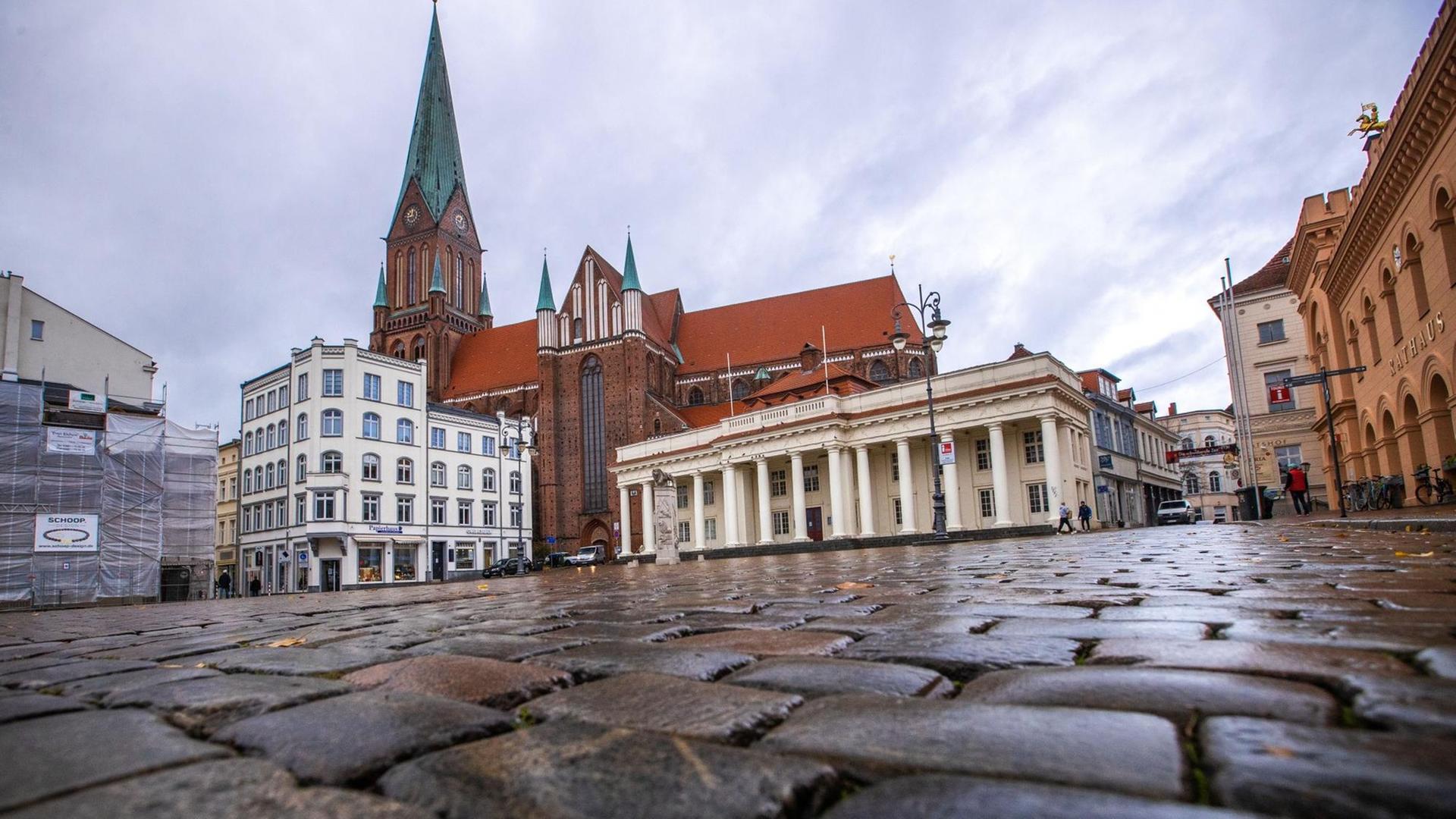 Der Marktplatz mit Kopfsteinpflaster und der Dom von Schwerin.