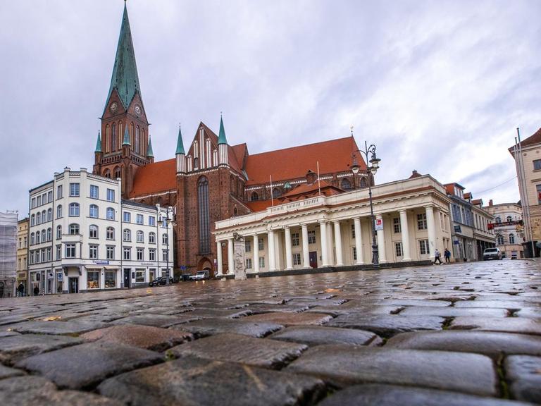 Der menschenleere Marktplatz vor dem Dom in Schwerin