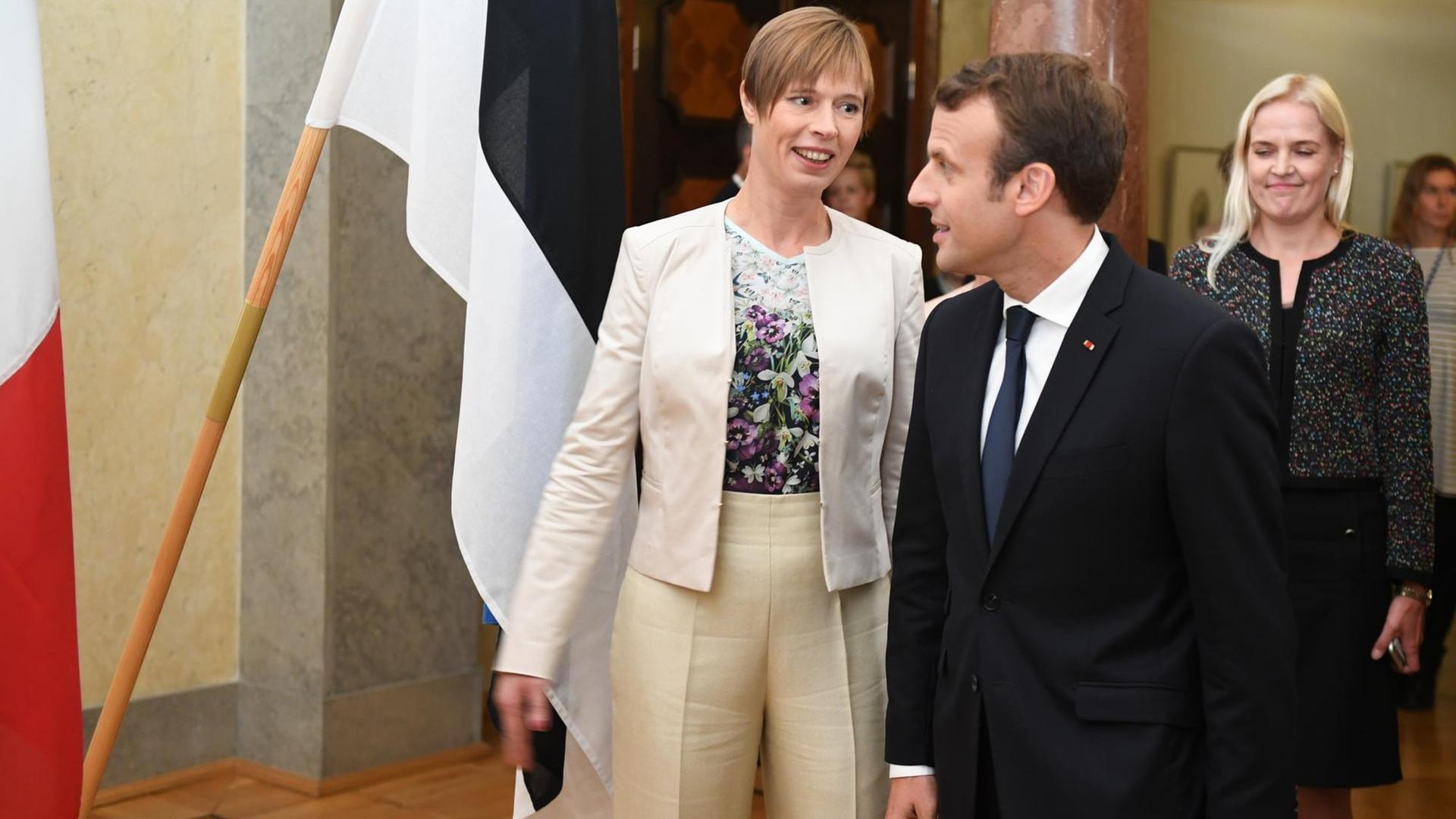 Die estnische Präsidentin Kaljulaid empfängt den französischen Präsidenten Macron
