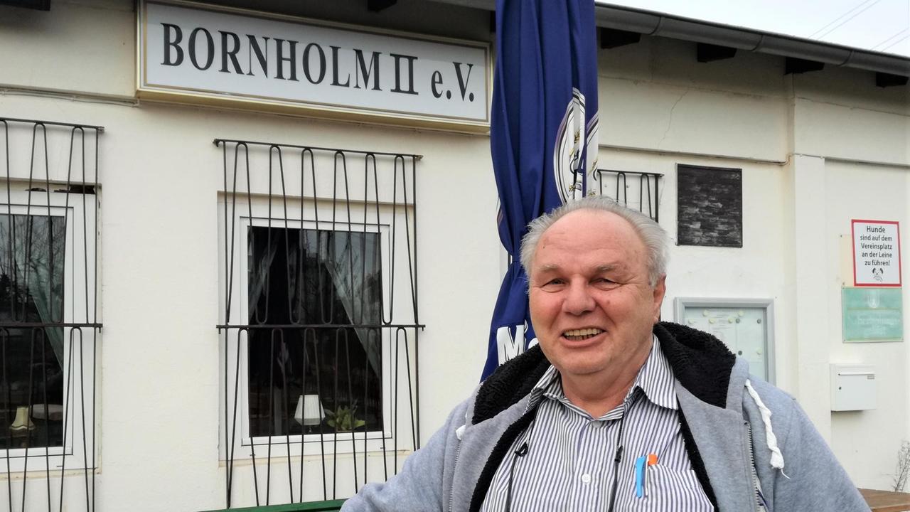 Edwin Damrose, Vereinsvorsitzender des Kleingartenkolonie "Bornholm II" im Berliner Stadtteil Prenzlauer Berg, steht vor dem Vereinsheim.