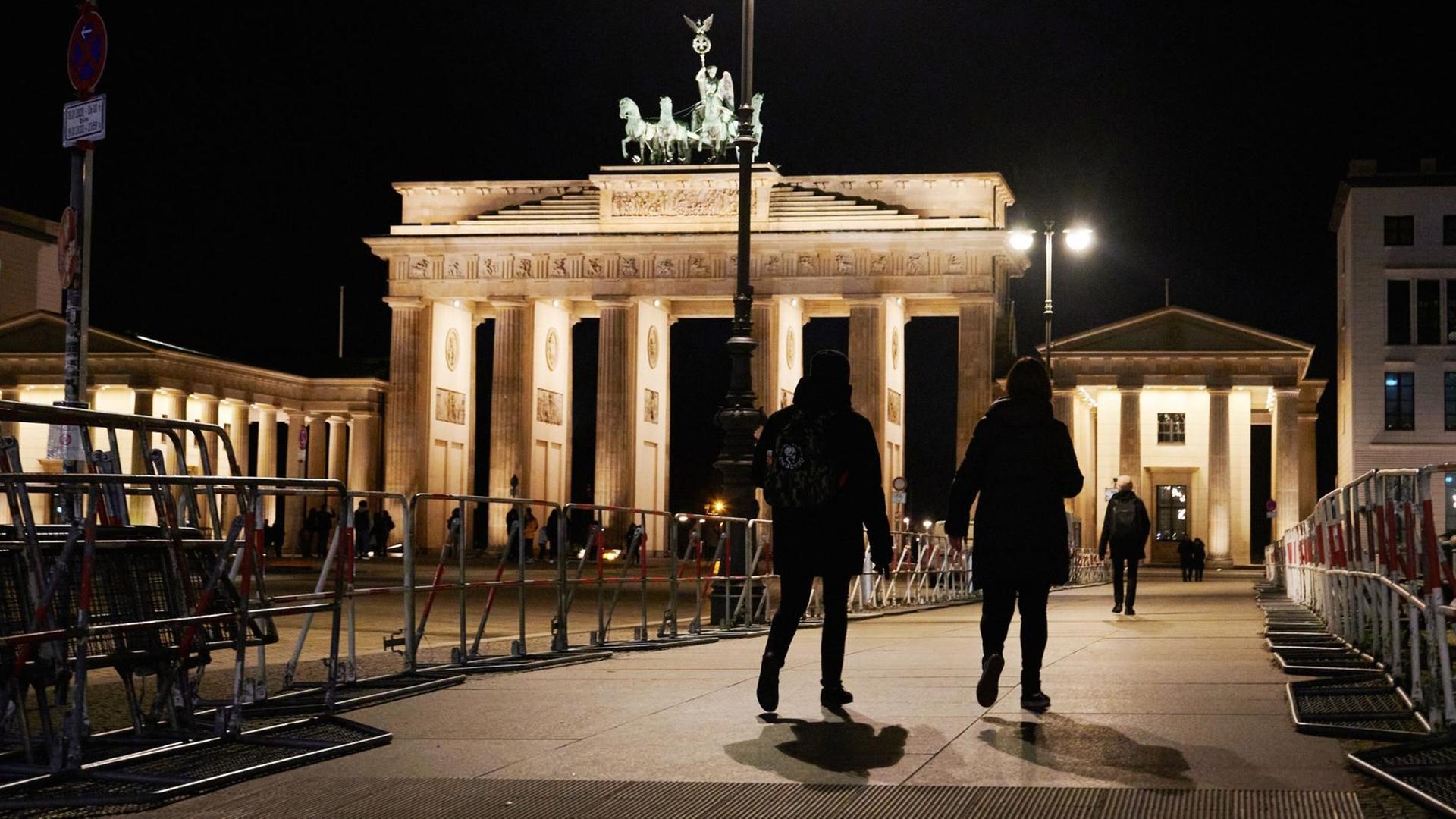 Absperrgitter stehen am Brandenburger Tor in Berlin. Hier werden bereits Sicherheitsvorkehrungen für die Libyen-Konferenz getroffen.