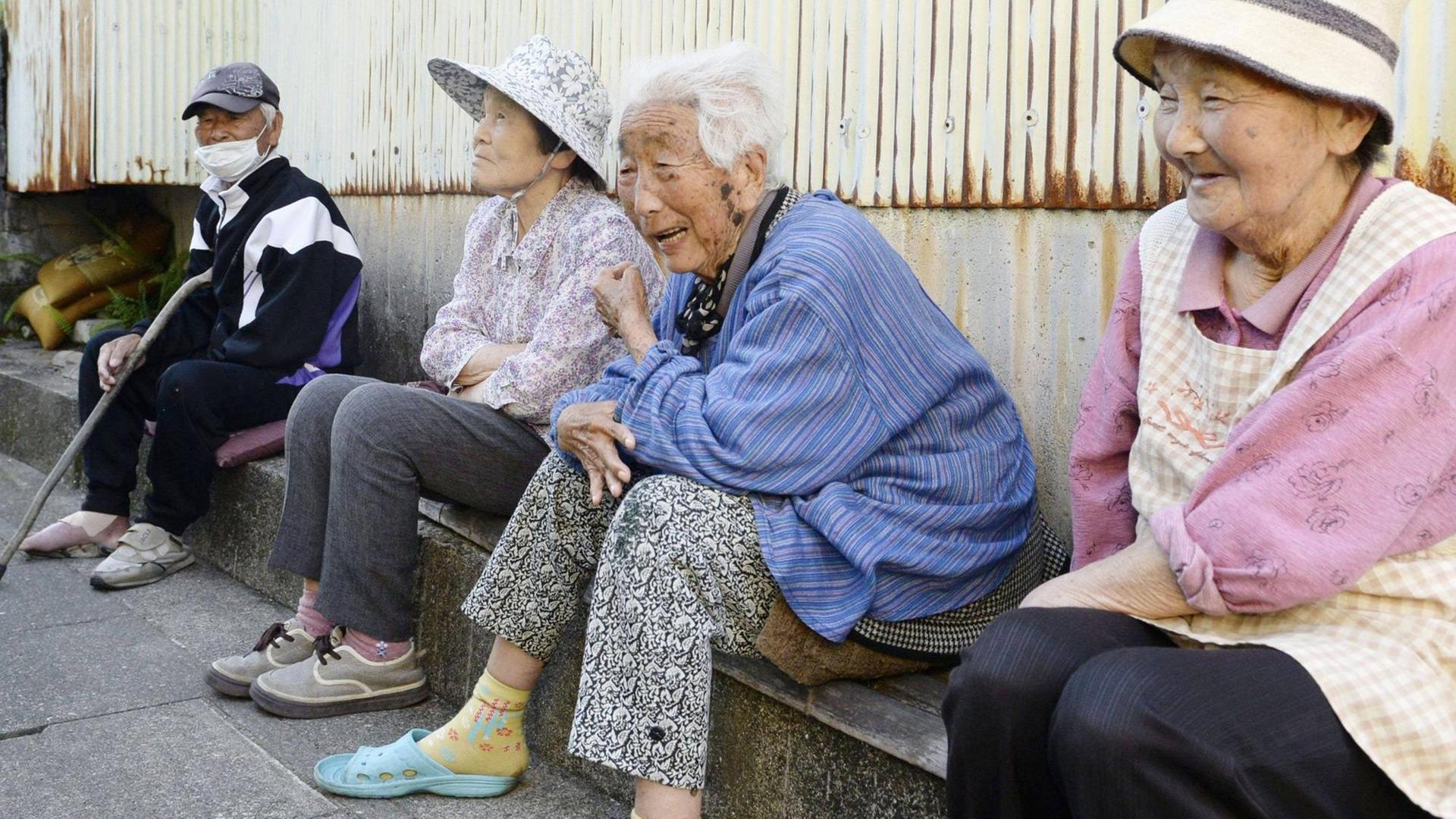 Senioren sitzen beim Plausch zusammen in Daiochofunakoshi, Japan.