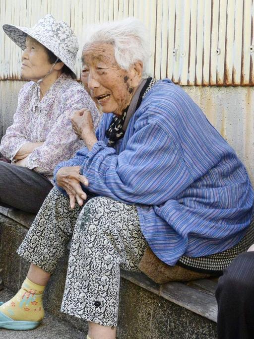 Senioren sitzen beim Plausch zusammen in Daiochofunakoshi, Japan.