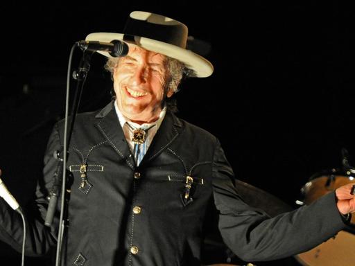 Bob Dylan mit Hut auf der Bühne