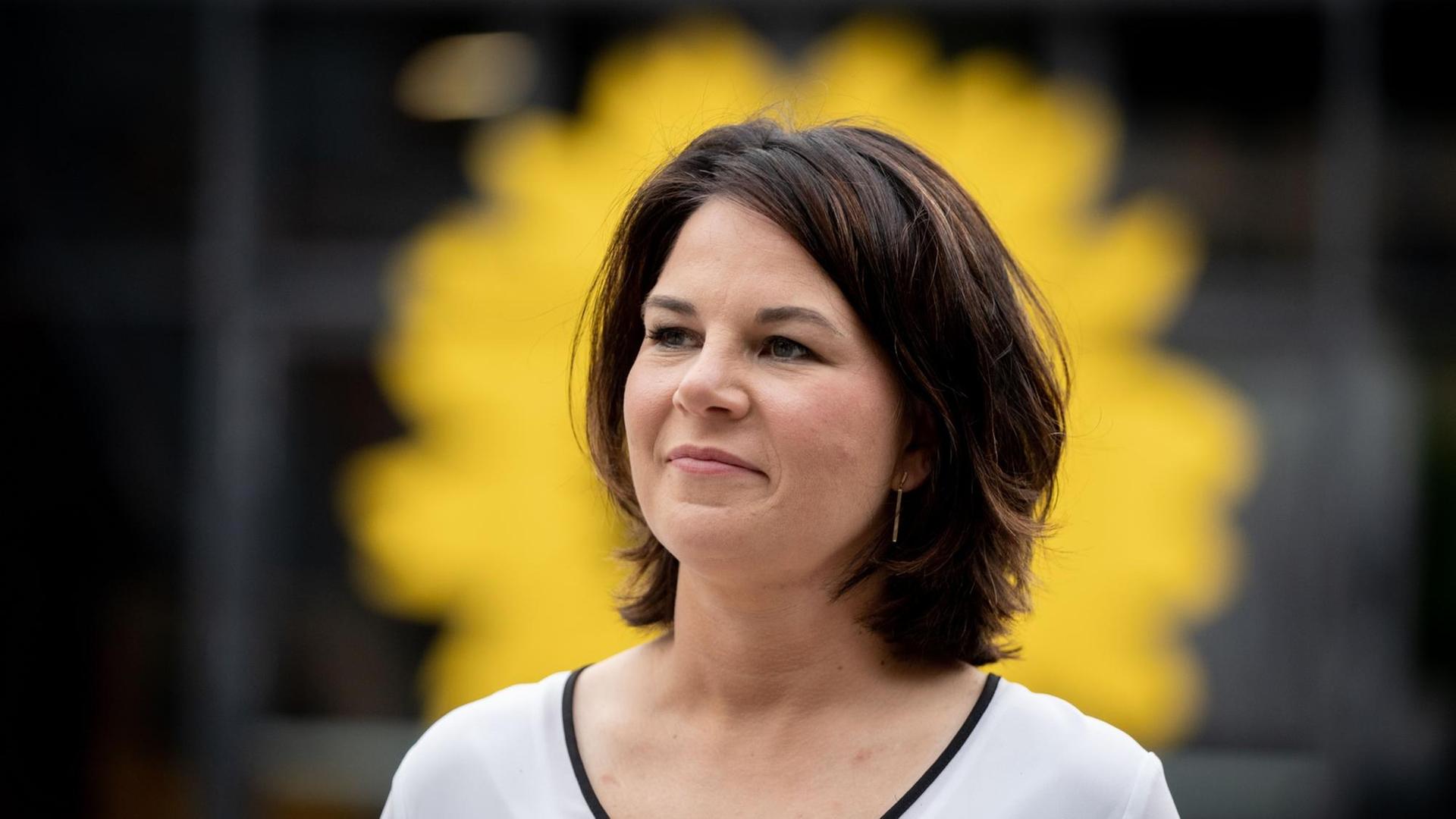 Annalena Baerbock, Kanzlerkandidatin und Bundesvorsitzende von Bündnis 90/Die Grünen, gibt ein Interview vor der Bundesdelegiertenkonferenz ihrer Partei. Auf dem Parteitag wird das Wahlprogramm für die Bundestagswahl verabschiedet.