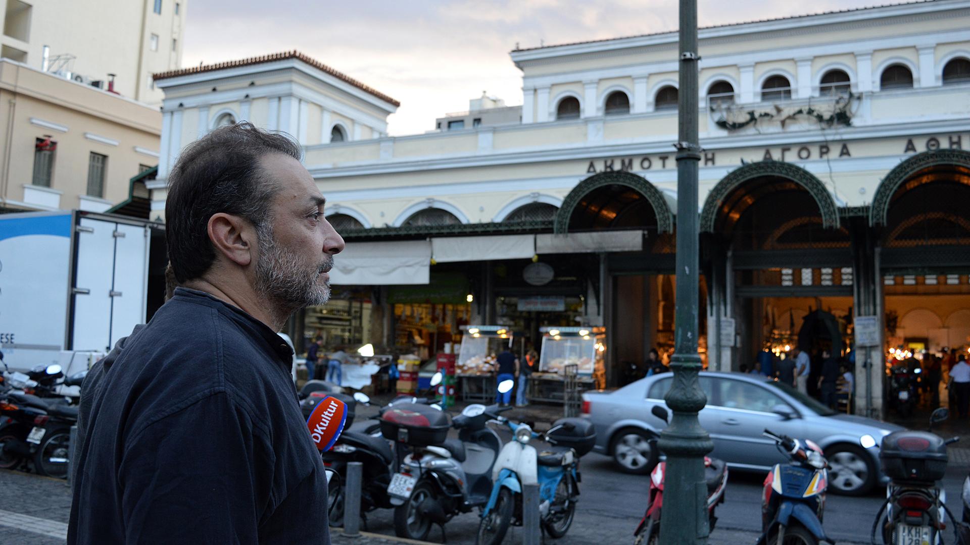 Der griechisch-iranische Regisseur Vassilis Koukalani unterwegs in Athen.