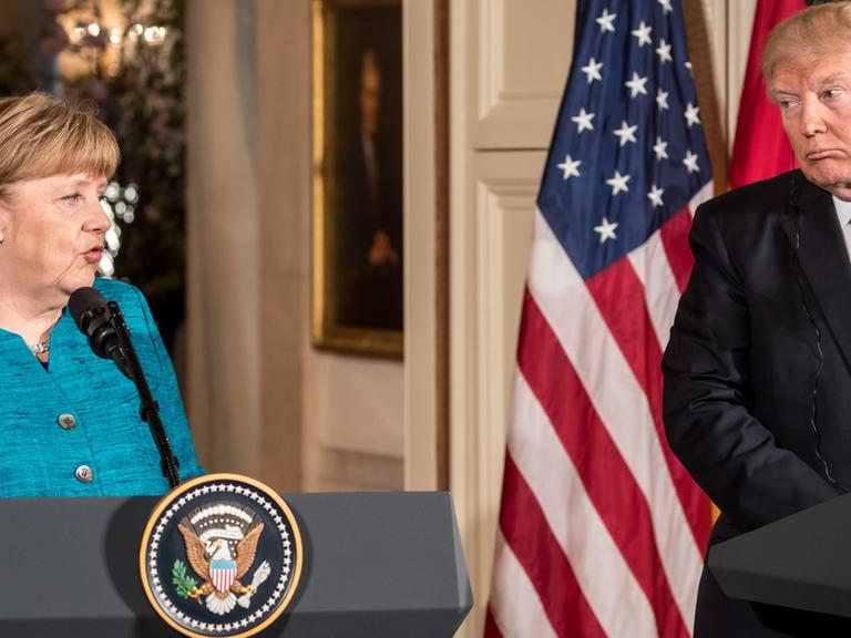 Bundeskanzlerin Angela Merkel (CDU) steht neben US-Präsident Donald Trump bei der Pressekonferenz in Washington in den USA.