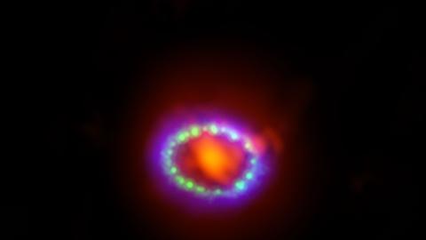 Die Supernova 1987A heute: Die rote Wolke im Zentrum ist der neue Staub