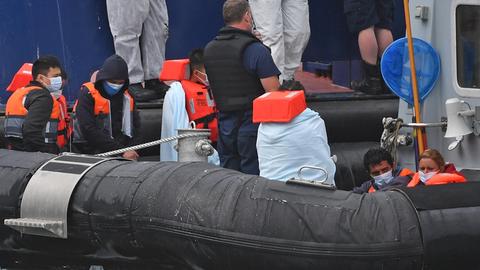 Britische Grenzschützer bringen im Meer aufgegriffene Flüchtlinge nach Dover.