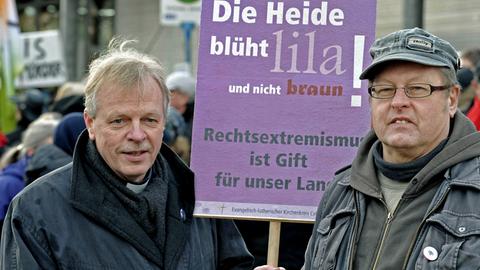 Pfarrer Wilfried Manneke (l.) demonstriert 2011 in Eschede bei Celle gegen ein Treffen von Neonazis.
