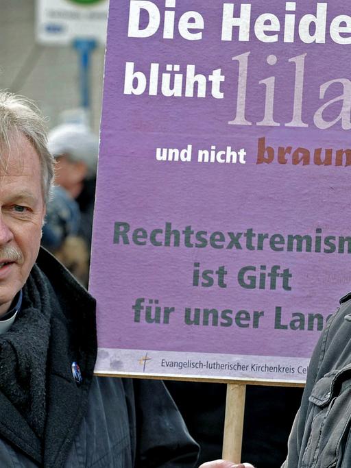 Pfarrer Wilfried Manneke (l.) demonstriert 2011 in Eschede bei Celle gegen ein Treffen von Neonazis.