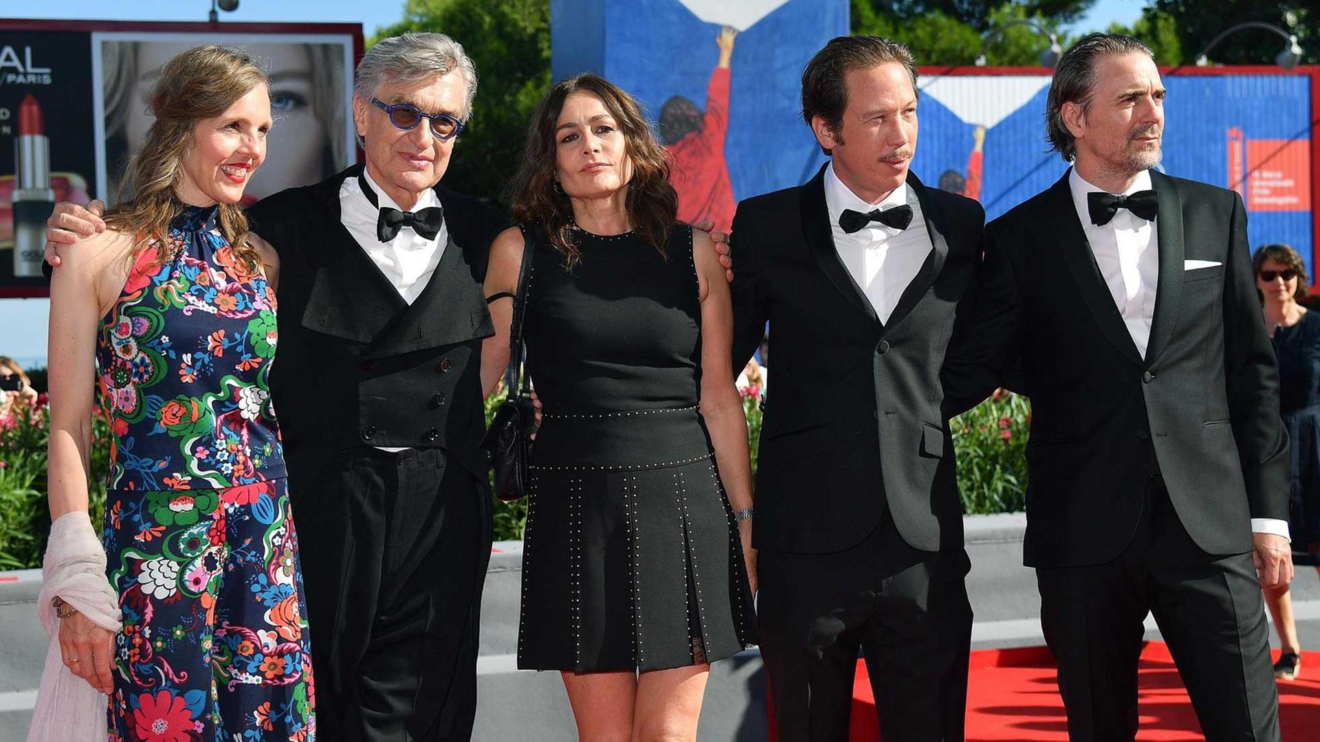 73. Filmfestspiele in Venedig: Donata Wenders, Regisseur Wim Wenders und die Schauspieler Sophie Semin, Reda Kateb und Jens Harzer aus seinem Film "Die schönen Tage von Aranjuez", den er im Wettbewerb präsentiert. 73. Filmfestspiele in Venedig: Donata Wenders, Regisseur Wim Wenders und die Schauspieler Sophie Semin, Reda Kateb und Jens Harzer aus seinem Film "Die schönen Tage von Aranjuez", den er im Wettbewerb präsentiert.