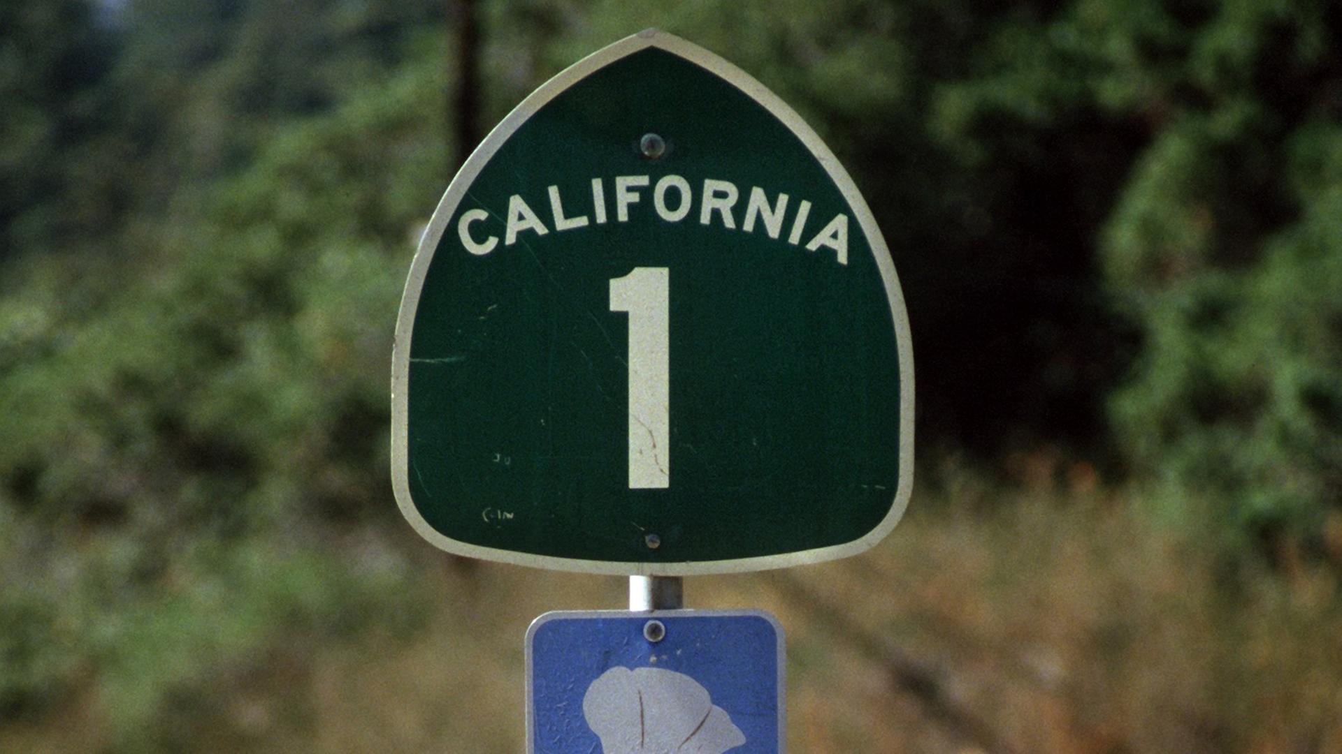 Straßenschild am Highway Nummer 1 zwischen San Francisco und Los Angeles, die älteste Verbindungsstraße nach Nordkalifornien. 