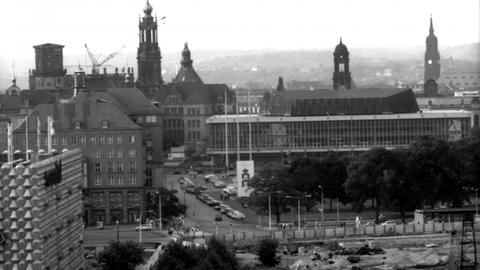 Schwarz-Weiß-Bild der Dresdner Innenstadt von 1990.