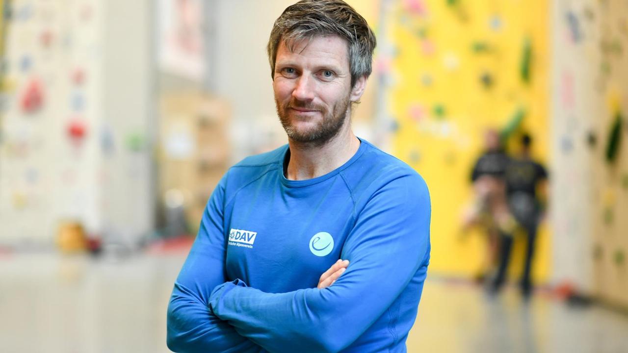 Kletter-Bundestrainer Urs Stöcker steht im Januar 2019 mit verschränkten Armen in einer Kletterhalle in München.