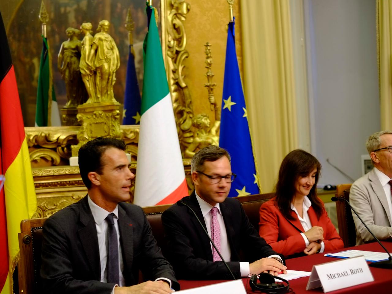 Laura Garavini (rechts) bei einer Konferenz im italienischen Parlament. Michael Roth, Staatsminister im Auswärtigen Amt (Mitte), Sandro Gozi, Unterstaatssekretär, verantwortlich für Europapolitik (links).
