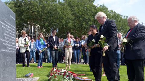 Dortmunder Oberbürgermeister Ullrich Sierau und Elif Kubasik am Mahnmal zum Gedenken an die Todesopfer des NSU-Terrors