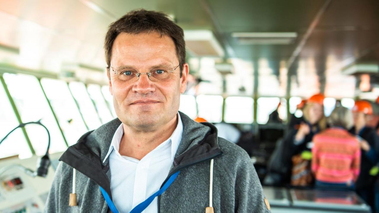 Markus Rex, Leiter des Forschungsteams auf dem Forschungsschiff "Polarstern", steht auf der Brücke des Schiffes.