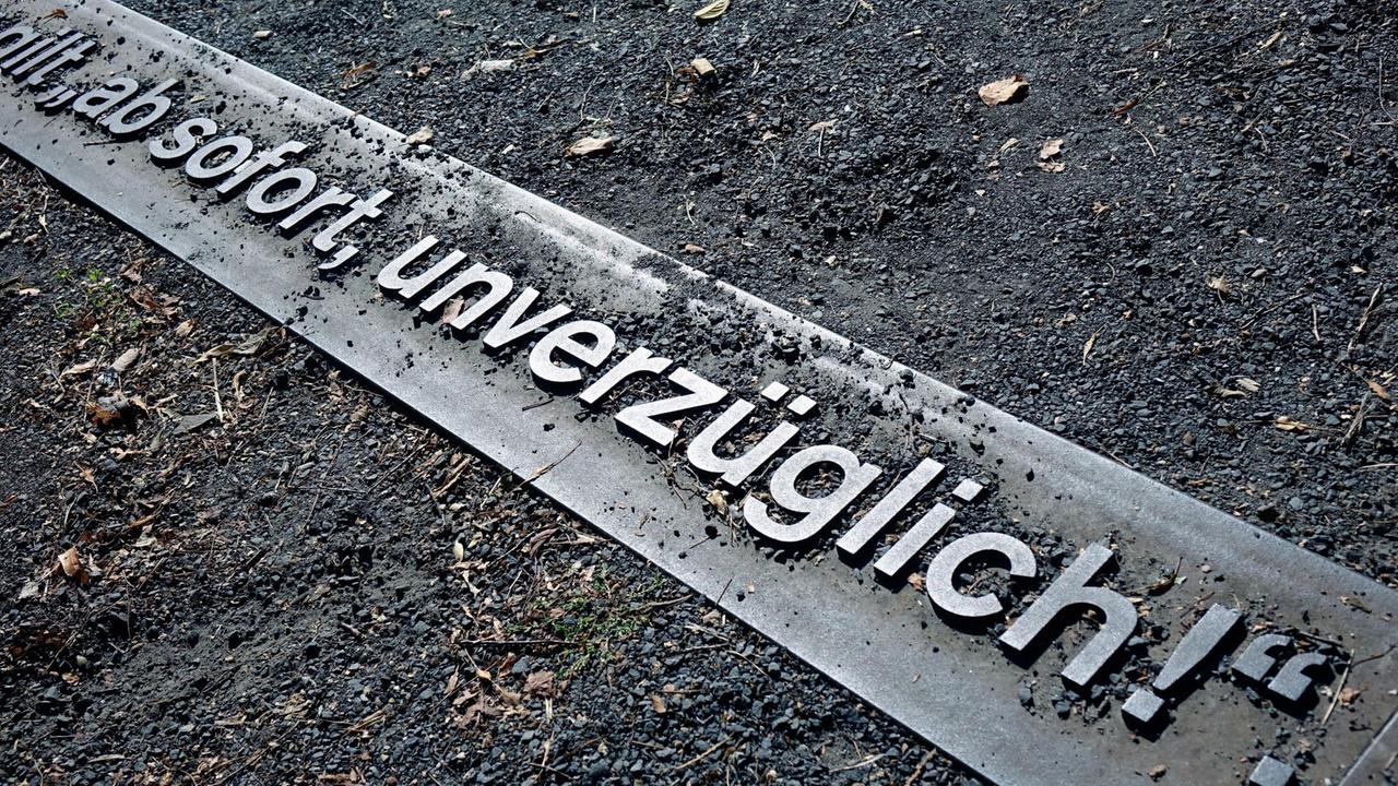 in der Gedenkstätte am Platz des 9. November 1989 in Berlin sind beschriftete Stahlbänder in den Boden eingelassen. Darauf zu lesen sind die Worte von Günther Schabowski, innerhalb der SED zuständig für die Öffentlichkeitsarbeit, der auf einer Pressekonferenz am 9. November 1989 auf die entscheidenden Frage nach dem Inkrafttreten des geordneten Visums-Gesetzes antwortete: "Ab wann tritt das in Kraft? Das tritt nach meiner Kenntnis ab sofort, unverzüglich." 